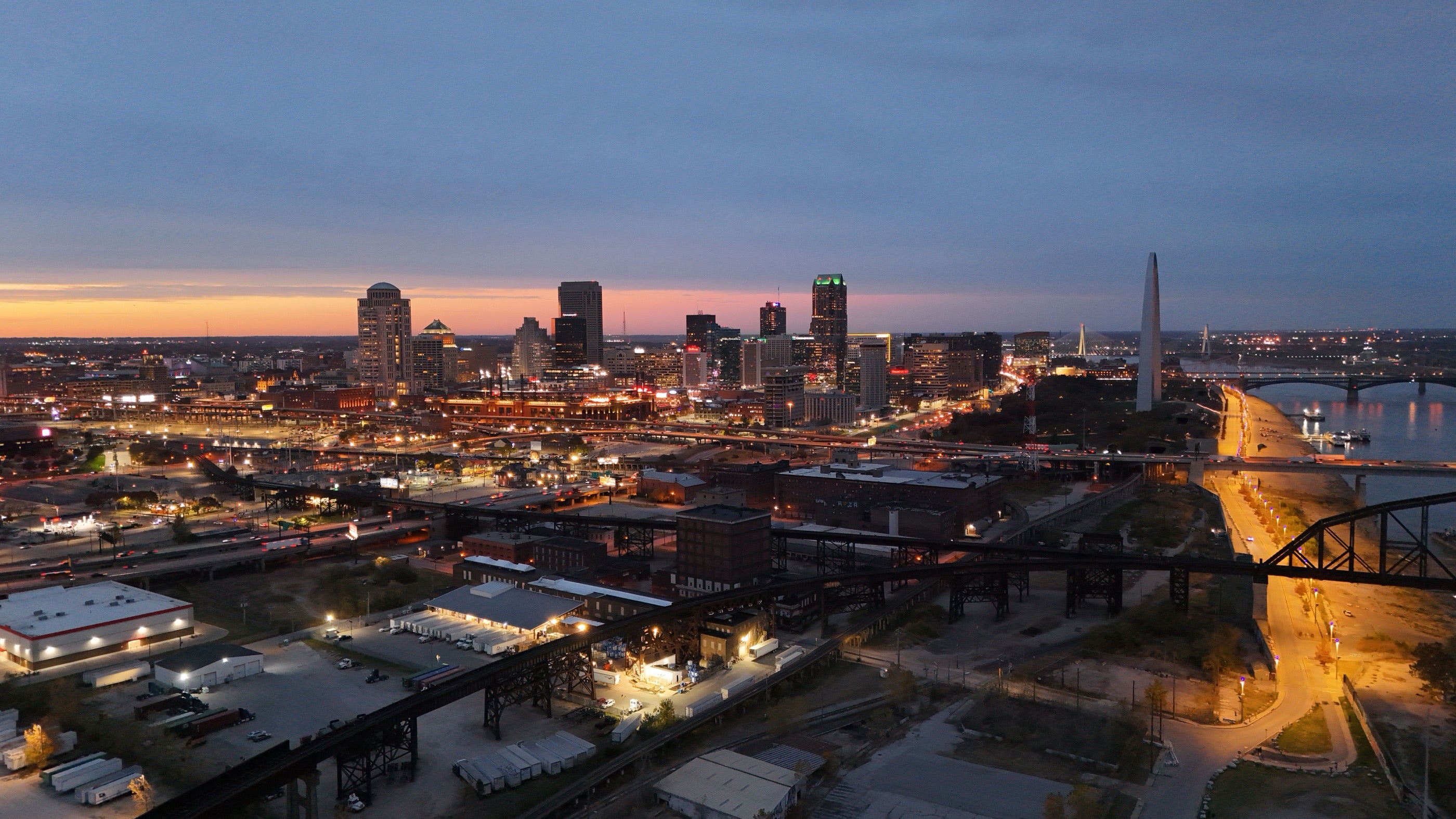 St. Louis skyline at dusk with the Gateway Arch